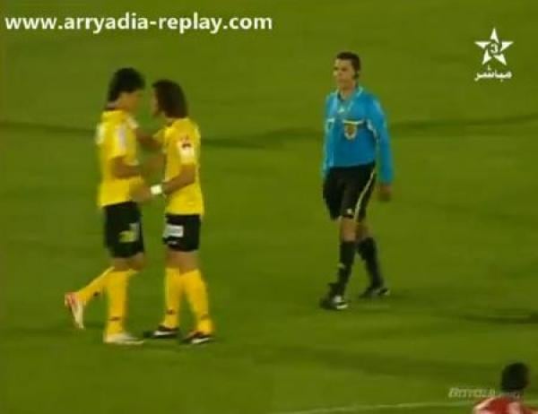 فيديو- إيقاف مدافع المغرب الفاسي الزكرومي  4 مباريات بعد صفعه لزميله حلحول