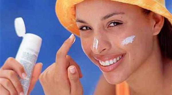  ينبغي إعادة تطبيق واقي الشمس كل ساعتين (تعبيرية) 