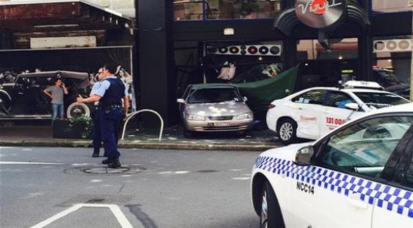 بالصور: مارة ينقذون أماً وطفلها من تحت سيارة