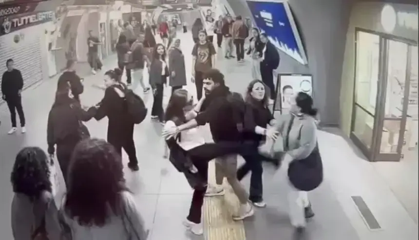 شجار بين سيدتين ينتهي بإصابة وسقوط على السلم الكهربائي