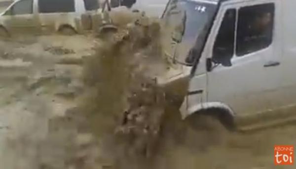 ياربي السلامة.. الرعب بمدينة مولاي ادريس زرهون.. شوفو السيارات غادي بيهم الفيضان