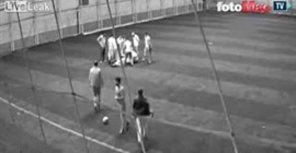 بالفيديو.. لحظة وفاة معلم أثناء لعبه كرة القدم مع زملائه