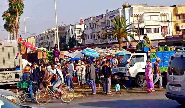 جائلون بالصخيرات يحتلون "الإمارات" وساكنة الحي متدمرة من هذا الوضع