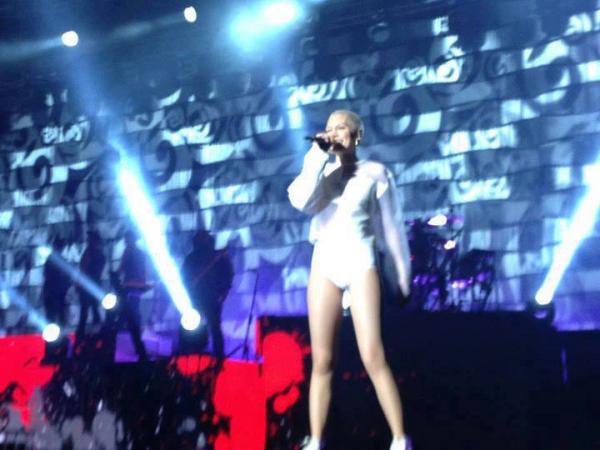 المغنية البريطانية جيسِي جي تطل على جمهور موازين بدون سروال!