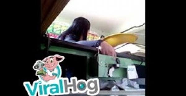 لصة  تقع في فخ نصبه صاحب متجر (فيديو)