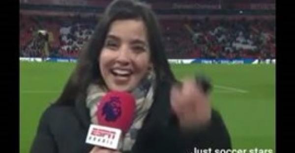 بالفيديو.. مذيعة تتلقى تسديدة قوية في رأسها أثناء تغطية مباراة