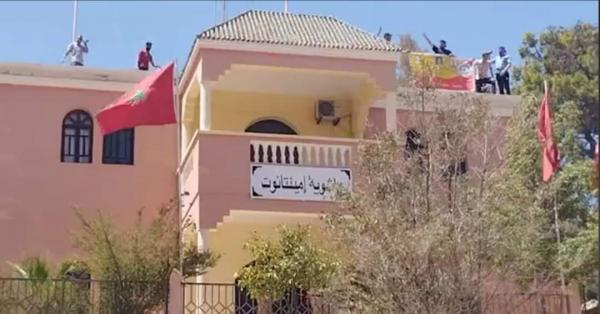 في احتجاج غير مسبوق.. معطلون يهددون بالانتحار من سطح باشوية إن لم يحضر العامل