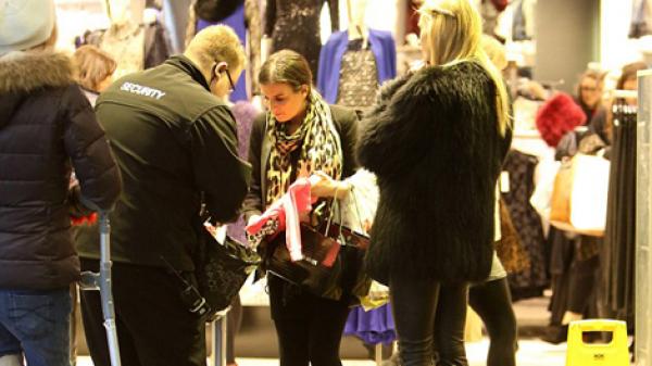 صورة: قمة الاحراج لزوجة جيرارد.. الأمن يوقفها بتهمة السرقة 