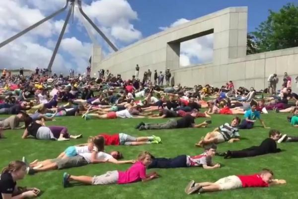 بالفيديو: مئات الأشخاص يتدحرجون من أعلى تلة في أستراليا