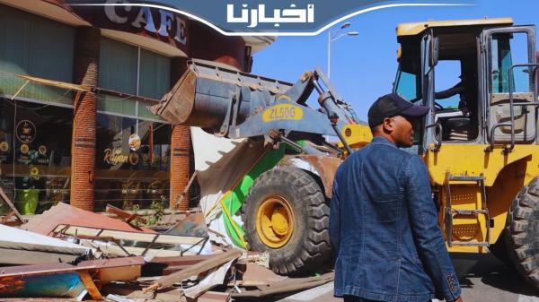 حملة تحرير الملك العمومي تصل المقاهي الشهيرة والمخالفة للقانون بأكادير