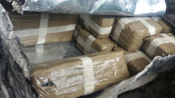 السلطات الامنية بميناء طنجة المتوسطي تضبط كمية مهمة من المخدرات داخل شاحنتين