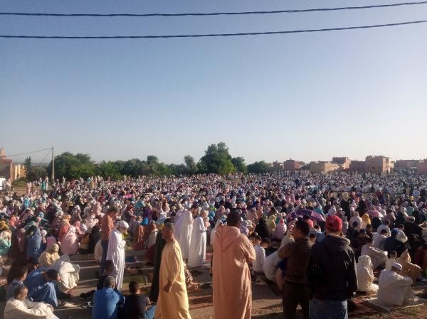 بالصور... حشود من النساء والرجال يؤدون صلاة عيد الفطر وشباب يستقبلوهم بالتمر والحليب