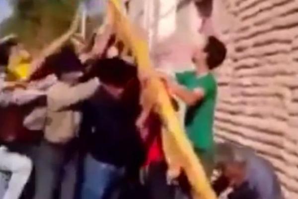 بالفيديو: تجمعوا لرفع عمود كهربائي فصعقتهم الكهرباء جميعاً