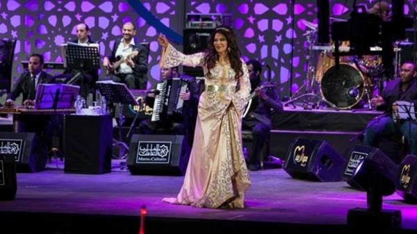 "أحلام" تصعد منصة موازين بعد تنازلها عن أجرها تضامنا مع المقاطعة وتؤدي أغنية "صوت الحسن" بإيقاعات كناوية