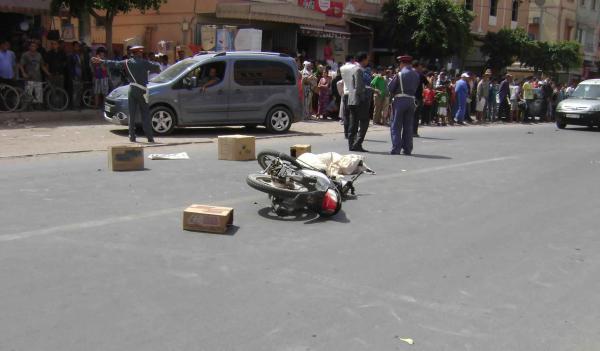 عوتاني... اصطدام عنيف بين دراجة نارية c90  وطاكسي كبير يسفر عن مصرع شخص ونقل اخر بين الحياة والموت للانعاش