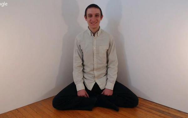 بالفيديو: يصور نفسه يومياً بالوضعية نفسها كل يوم