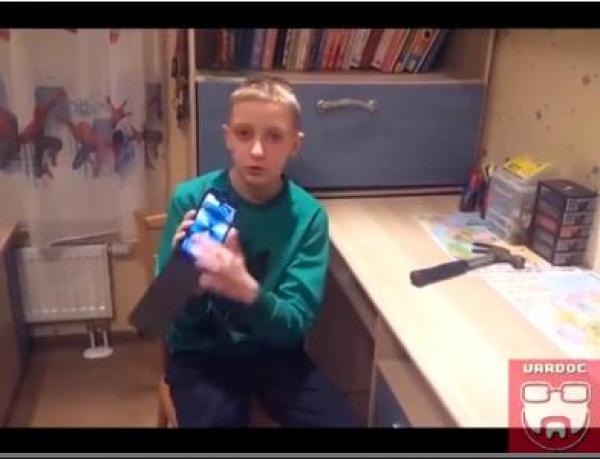 بالفيديو: صبي يحطم هاتفه بمطرقة معتقداً أنه سيصمد