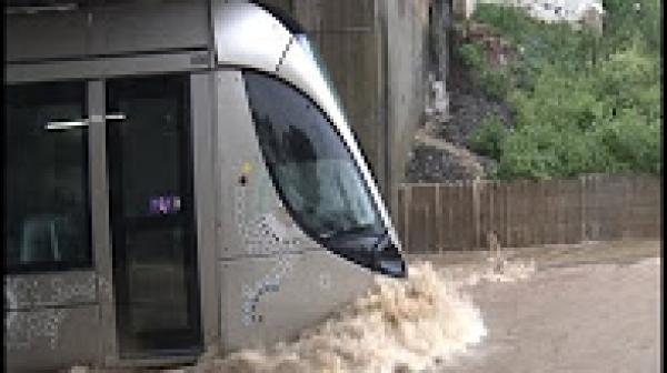 أمطار غزيرة تغرق مدينة سلا وتؤثر على حركة السير