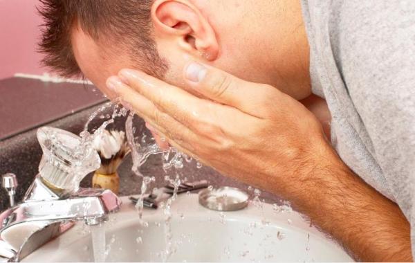 هل تؤثر درجة حرارة الماء على صحة بشرتك؟