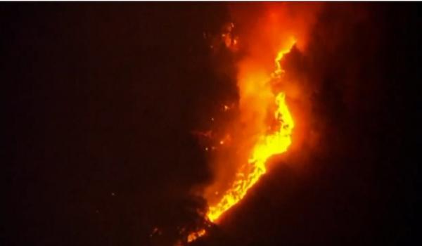 اندلاع حريق هائل في غابات كاليفورنيا وإخلاء مئات المنازل