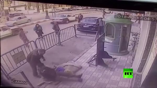 في حادثة تحبس الأنفاس.. شرطي ينقذ طفلا بأعجوبة