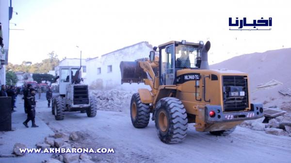 كاميرا "أخبارنا" تنقل مشاهد من فاجعة سقوط سور على رؤوس  مواطنين بالبيضاء