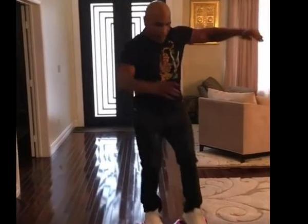 بالفيديو: مايك تايسون ضحية الـ "هوفر بورد"