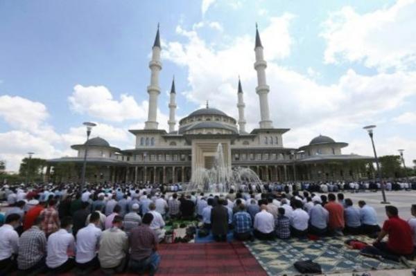 أكاديمي يصفُ المُسلمين الذين لا يُصلون بـ "الحيوانات"