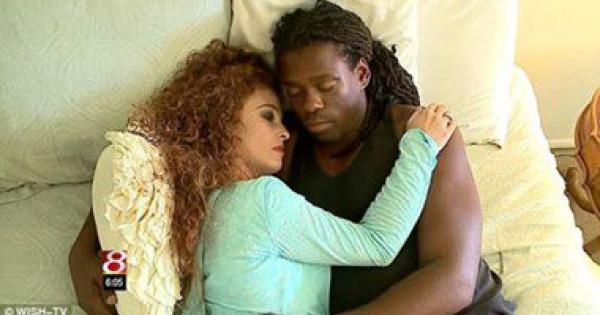 بالصور.. أمريكية تعمل كحاضنة للمحبطين بـ60 دولارًا للساعة