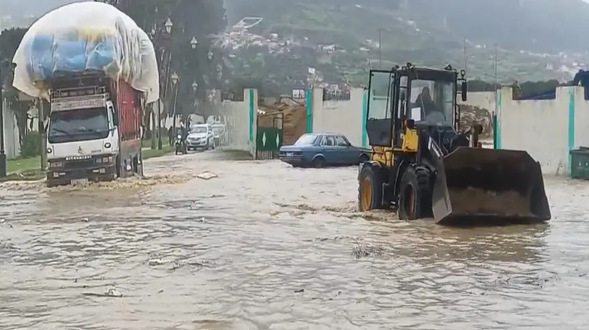 الأمطار تغمر "معمل قنينات الغاز" بتطوان وتشل حركة السير بمدخل المدينة