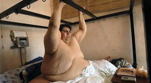 وفاة أثقل رجل في العالم  بسبب إدمانه الوجبات السريعة