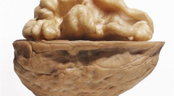 الجوز يقي الرجال من سرطان البروستاتا