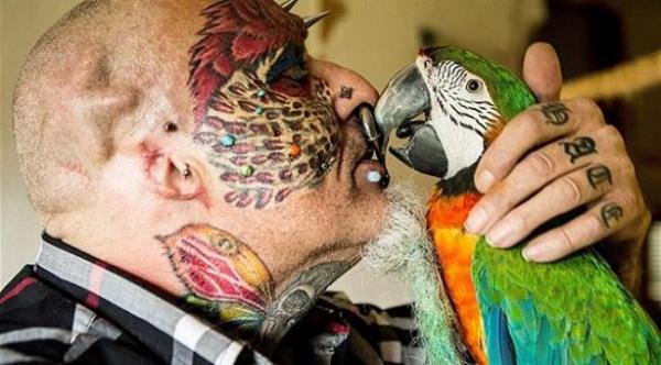 بالصور: بريطاني يسعى لأن يُشبه الببغاء