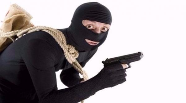 لص يتفق مع مصرف على إعادة المسروقات