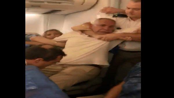 مصري يتعرض للضرب المبرح داخل طائرة بسبب زوجته المغربية! (فيديو)