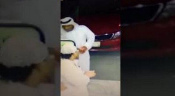 بكاميرا للمراقبة..شوفو كيفاش تشفر سعودي من سوبر مارشي‎