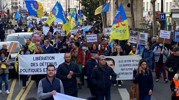 آلاف "القبايليّين" يَحتجون في باريس تنديدا بممارسات السلطات الجزائرية
