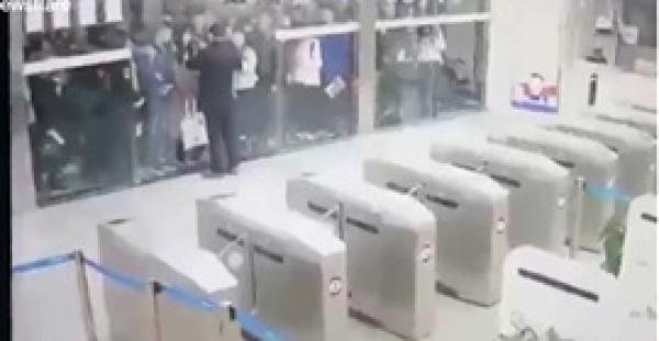 تدافع مئات الطلاب الصينيين للتسابق على دخول المكتبة (فيديو)