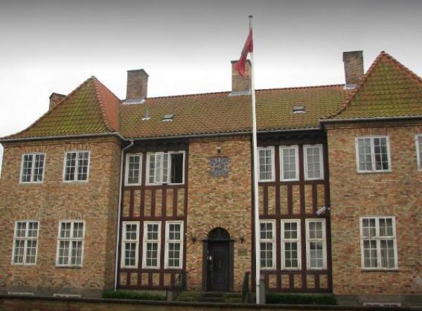 السفارة المغربية بالدنمارك تدخل على خط اتهامات خطيرة بتبييض الأموال