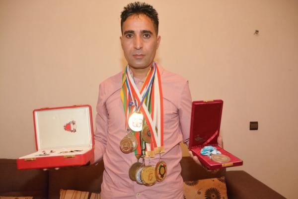 هل ساهمت أوسمة البطل العالمي "عبد الحق الكرش" في اعفاء عامل بولمان ؟ (فيديو)