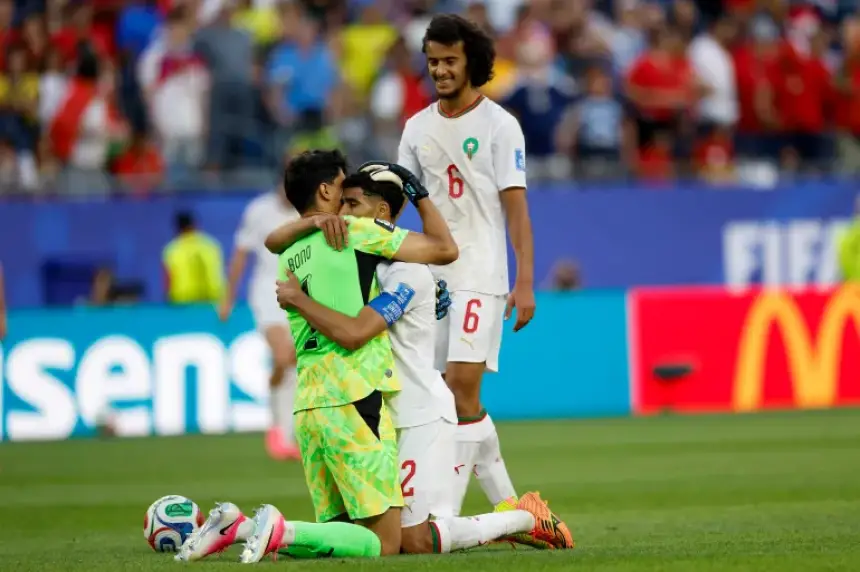 أسود الأطلسهل سنصبح مثل المصريين؟ استياء واسع من "تطبيل" الإعلام المغربي المبالغ فيه لأسود الأطلس في المونديال!بدأ التفاؤل المفرط والتهليل الإعلامي المتزايد يثير حفيظة وتوجس فئات واسعة من الجماهير المغربية الواعية، وسط انتقادات لاذعة لطريقة مواكبة مسار النخبة الوطنية في مونديال