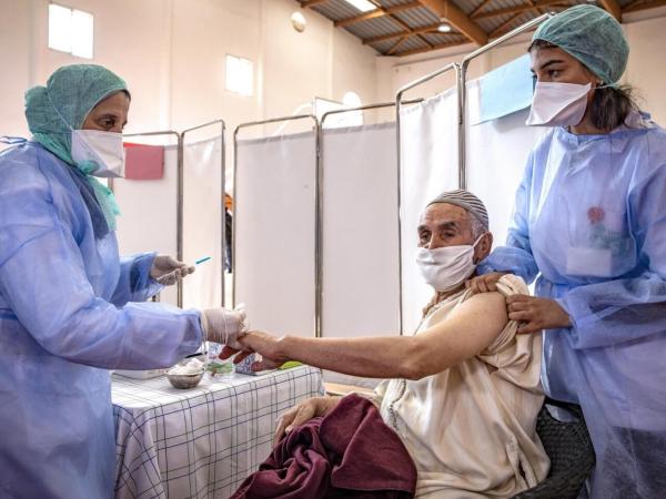 ارتفاع مقلق في أعداد المصابين بكورونا بالمغرب يحرك اللجنة العلمية وجرعة تعزيزية ضرورية لهذه الفئات