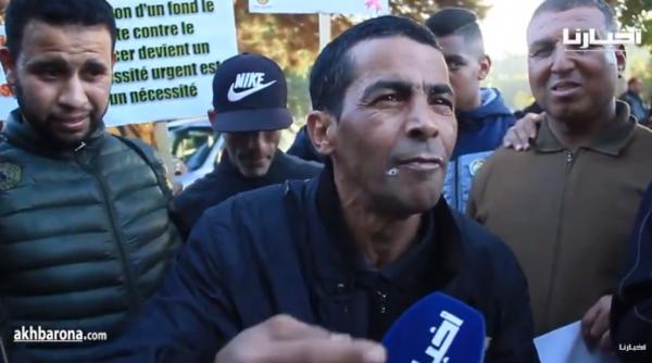 مواطن مغربي يحكي قصة معاناة والده مع السرطان ويذرف الدموع بسبب الصحة في المغرب