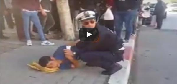 يستحق الاحترام... شاهد كيف تعامل شرطي مغربي مع شاب طعنه صديقه بسكين