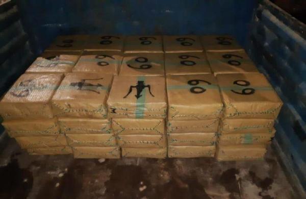 بالصور: أمن أكادير يحبط محاولة تهريب طنين و890 كيلوغراما من مخدر الشيرا