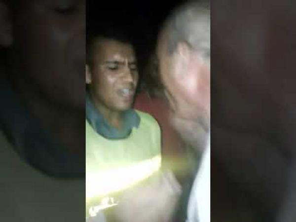 خطير:مواطنون يحاصرون رجال درك ويصفونهم بـ"الشفارة" وهذا ما وقع(فيديو)