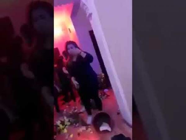 شاهد ماذا حصل لرجل أعمال طلب من فتاة الإقتراب منه بمركز تدليك(فيديو)