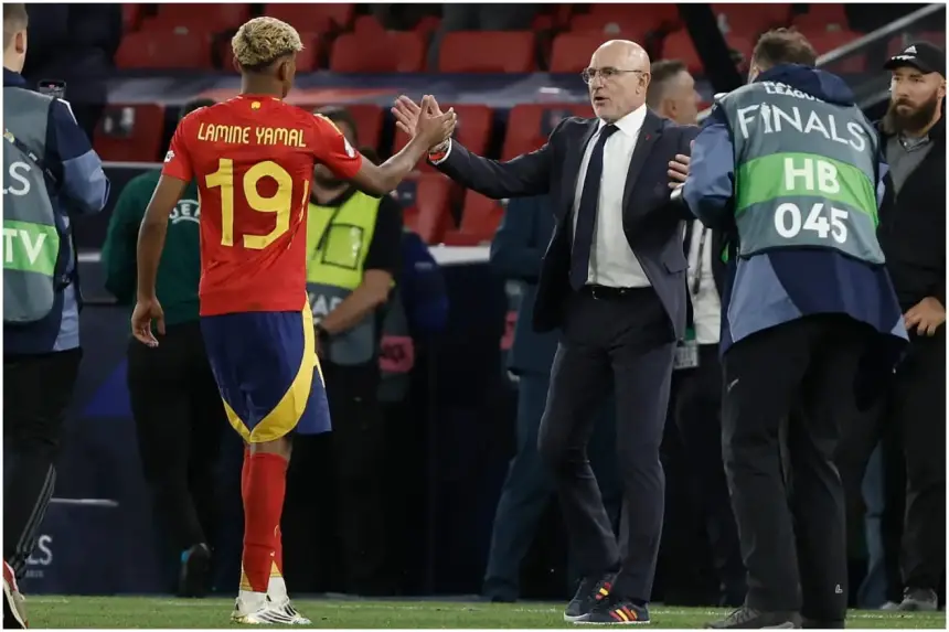 مدرب منتخب إسبانيا يشعلها بسبب ما فعله برشلونة مع لامين جمال
