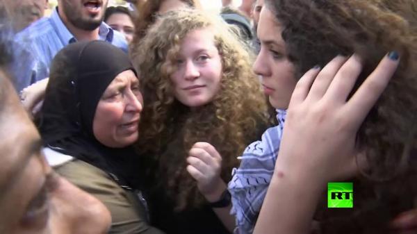 لحظات مؤثرة .. عهد التميمي بين أهلها بعد إطلاق إسرائيل سراحها