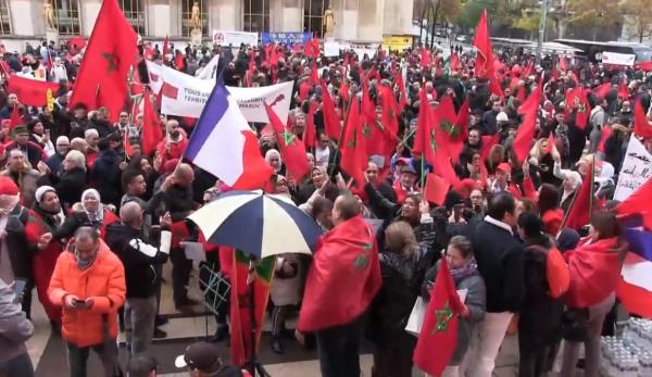 احتجاج مغاربة فرنسا ضد حرق العلم الوطني